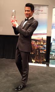 Aaron Kwok showing his prize to the press and media.