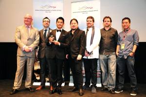 Aaron Kwok showing his award accompanied with his "Port of Call's" production team. 